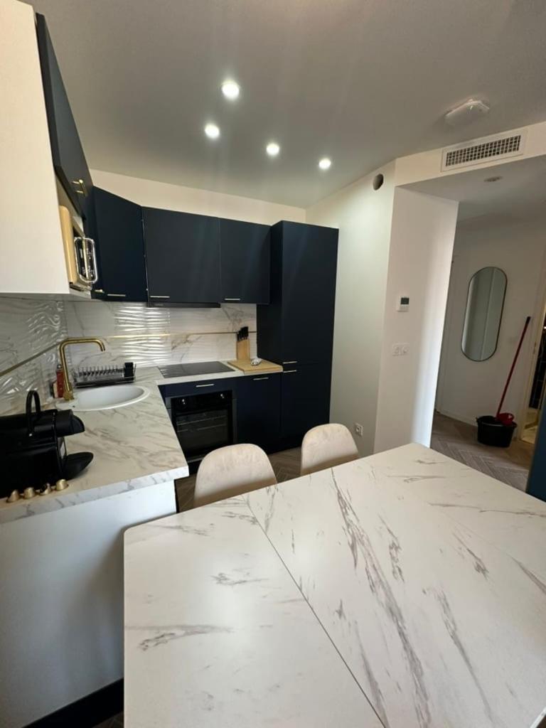 Moon - 41 Apartment