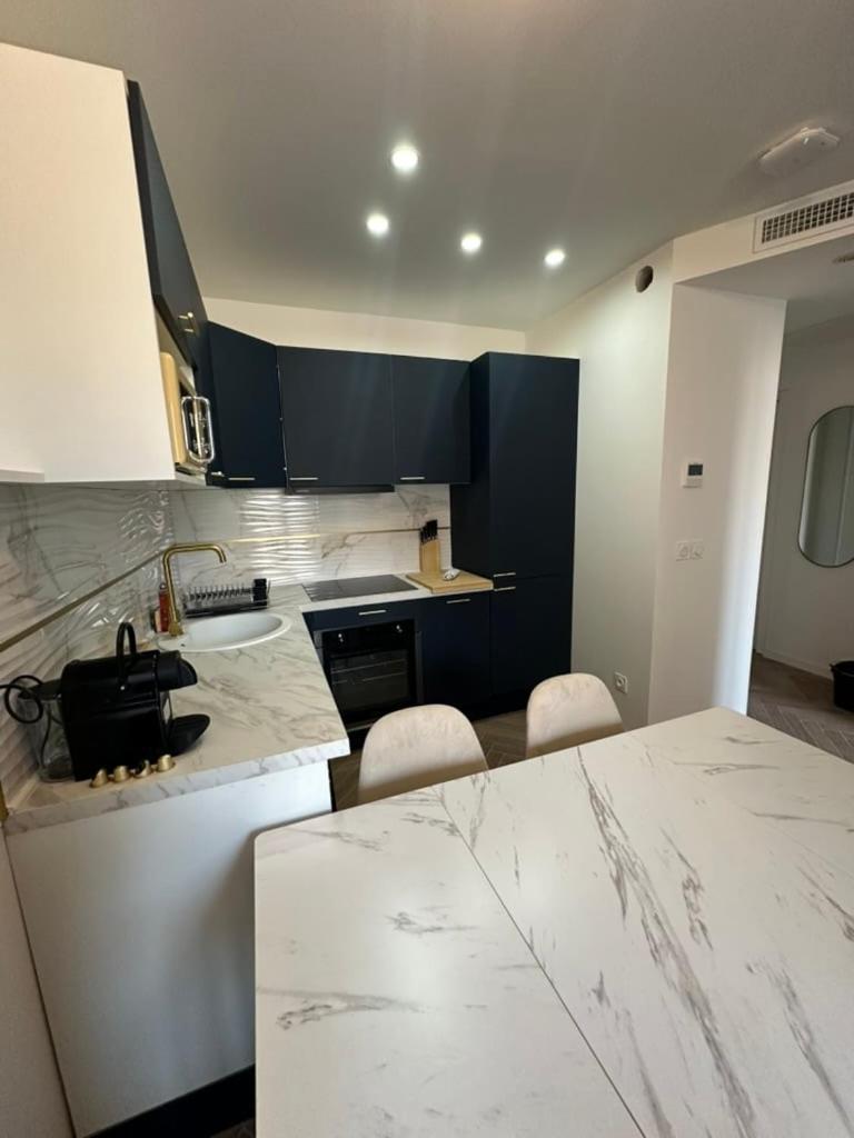 Moon - 41 Apartment